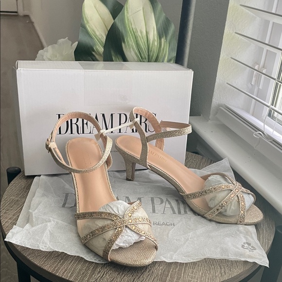 Dream Pairs Women's Glittering Gold Heels - Picture 1 of 3